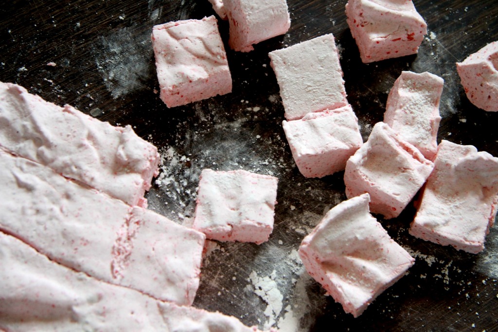 Homemade Strawberry Marshmallows with no corn syrup #glutenfree #paleo #realfood